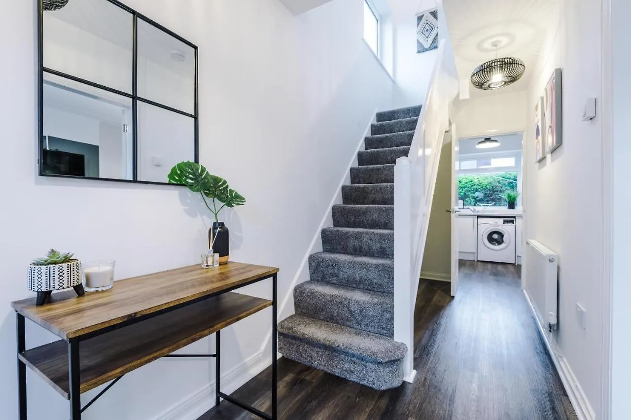 Apartment Welcoming 3 Bed Home, 10 Mins From Chester Races And Zoo Saughall