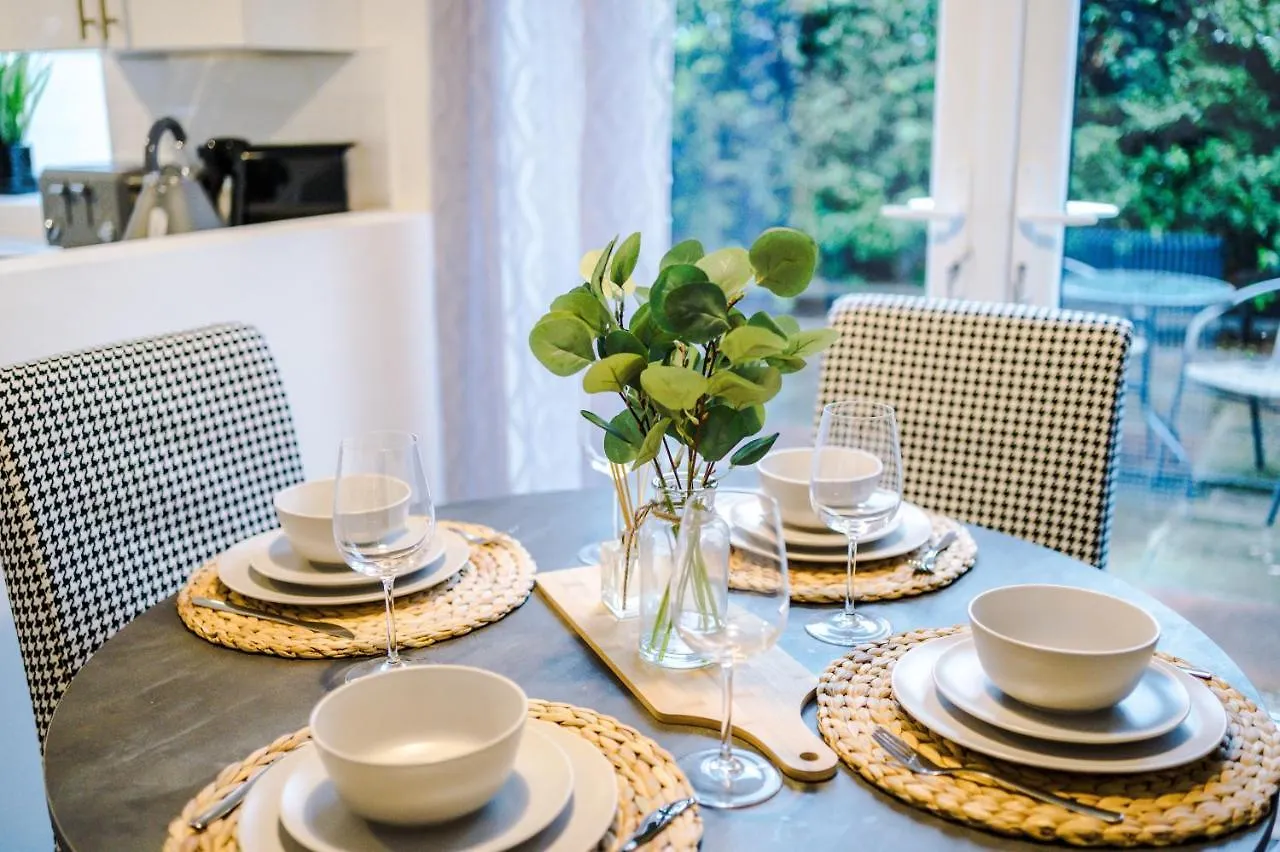 Welcoming 3 Bed Home, 10 Mins From Chester Races And Zoo Saughall 0*,