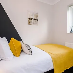 Holiday home Cheerful 3 Bedroom With Parking Near Chester, Saughall
